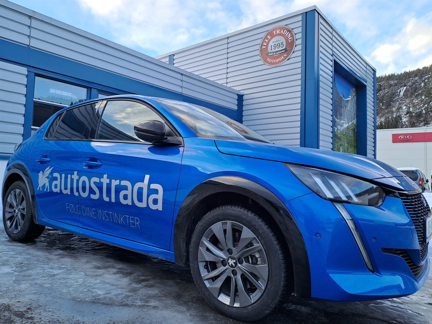 Bilfoliering og bildekor på personbil utenfor Formac Tele Trading på Notodden