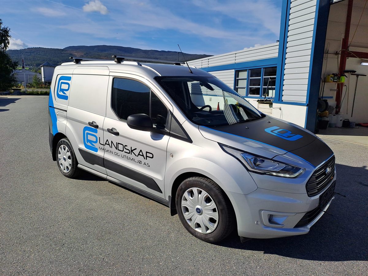 Bildekor og foliering på transportbil med logo og firmatekst